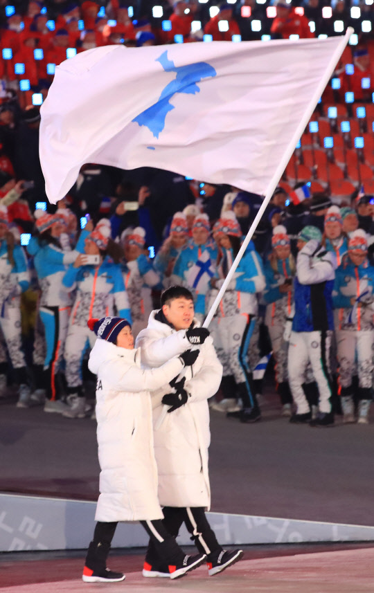 9일 오후 강원도 평창 올림픽스타디움에서 열린 2018 평창동계올림픽 개막식에서 남북한 기수 원윤종과 황충금이 한반도기를 들고 입장하고 있다.연합뉴스